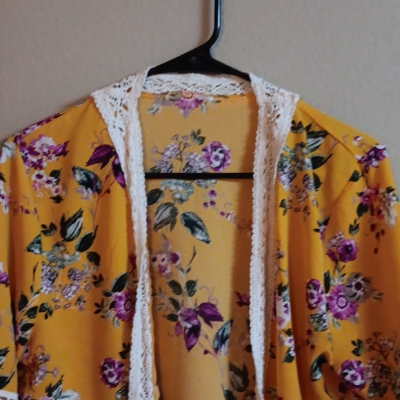 Women's Floral Top - Picture 4 of 5